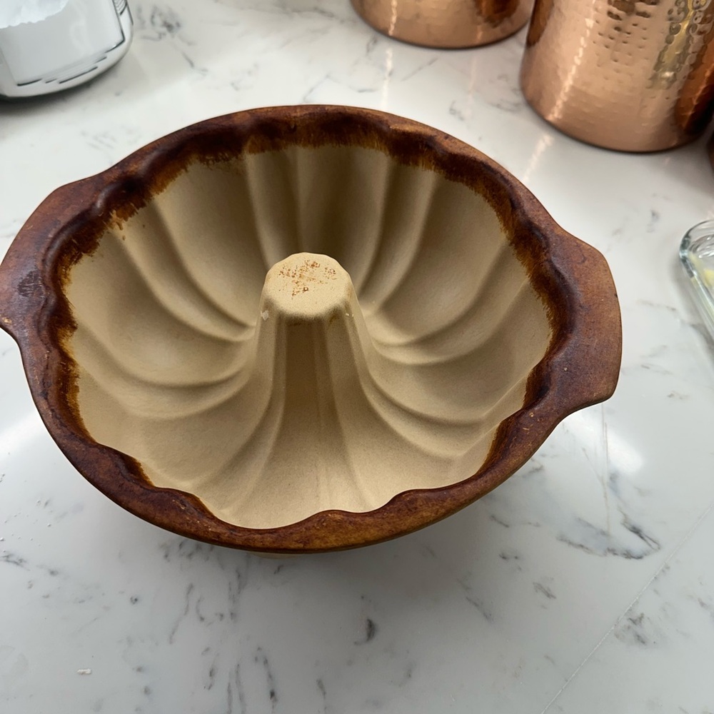 Pampered Chef Stoneware Fluted Cake Pan - Brown and Cream